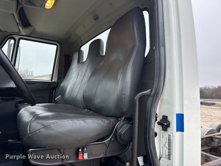 image for item EN0824 2010 International 4400 truck cab and chassis