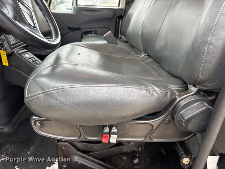 image for item EN0824 2010 International 4400 truck cab and chassis