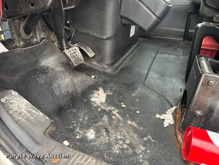 image for item EN0824 2010 International 4400 truck cab and chassis