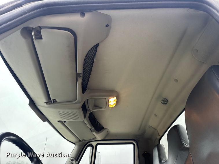 image for item EN0824 2010 International 4400 truck cab and chassis