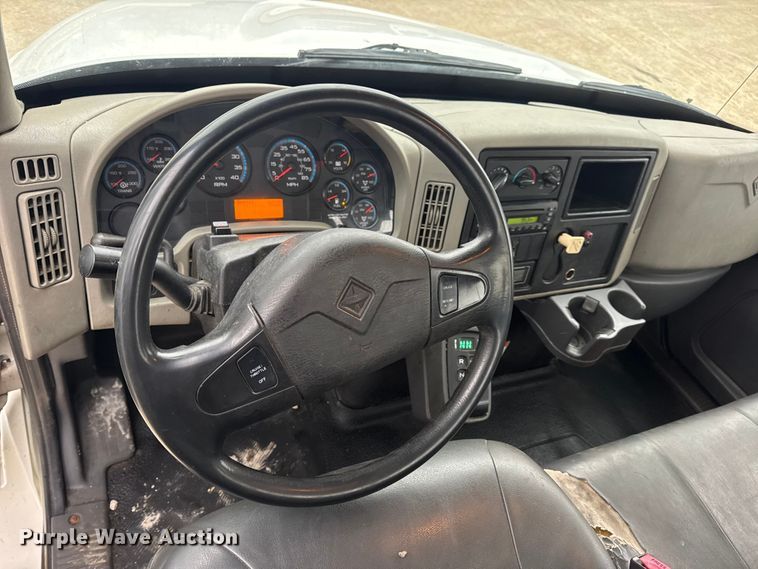 image for item EN0824 2010 International 4400 truck cab and chassis