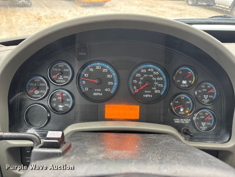 image for item EN0824 2010 International 4400 truck cab and chassis