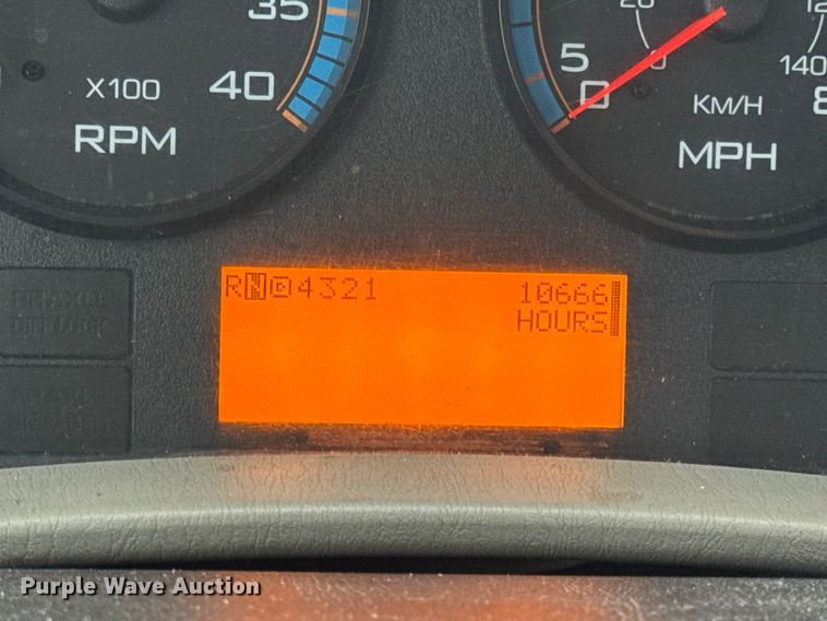 image for item EN0824 2010 International 4400 truck cab and chassis