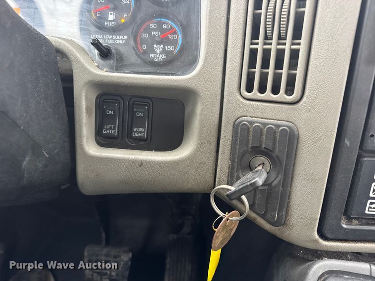 image for item EN0824 2010 International 4400 truck cab and chassis