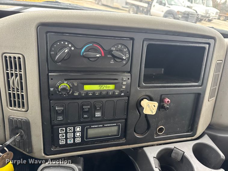 image for item EN0824 2010 International 4400 truck cab and chassis