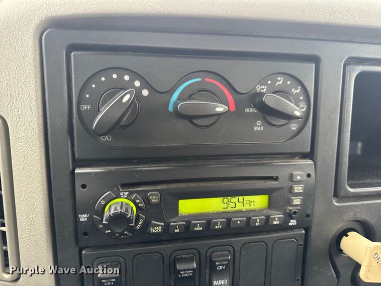 image for item EN0824 2010 International 4400 truck cab and chassis