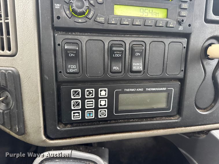 image for item EN0824 2010 International 4400 truck cab and chassis