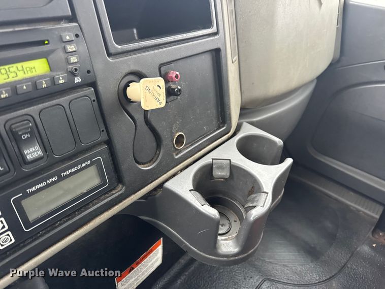 image for item EN0824 2010 International 4400 truck cab and chassis