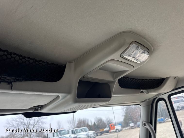 image for item EN0824 2010 International 4400 truck cab and chassis