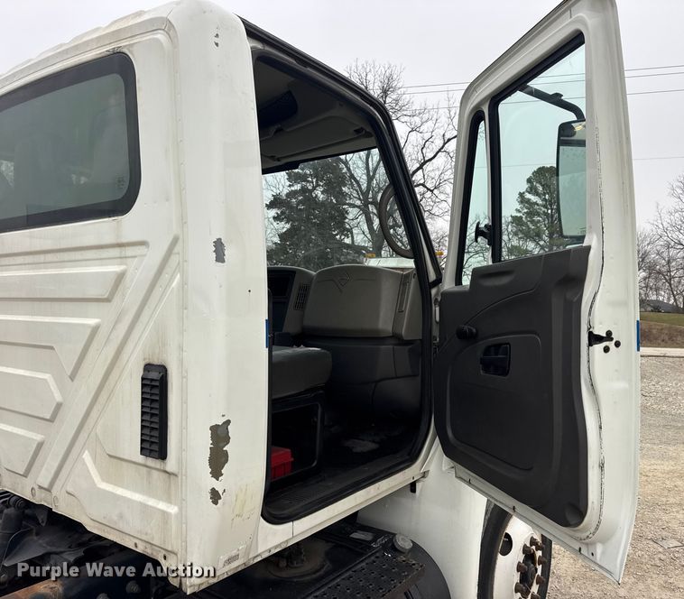 image for item EN0824 2010 International 4400 truck cab and chassis