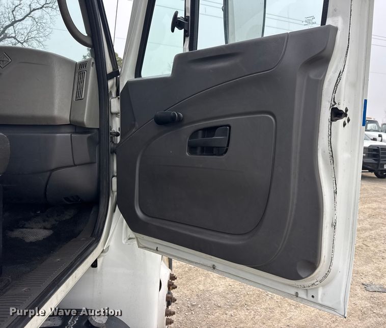 image for item EN0824 2010 International 4400 truck cab and chassis