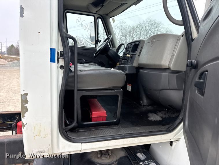 image for item EN0824 2010 International 4400 truck cab and chassis