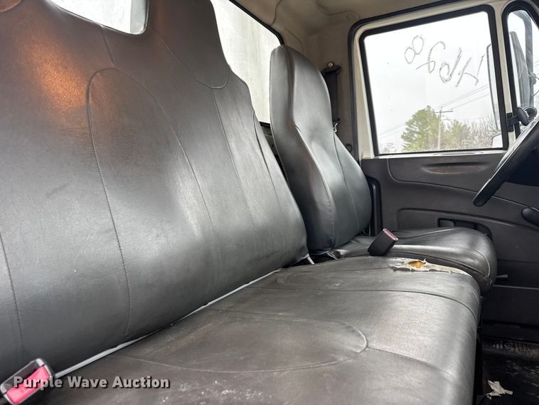 image for item EN0824 2010 International 4400 truck cab and chassis