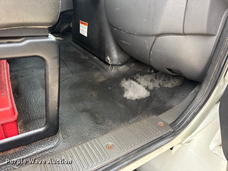 image for item EN0824 2010 International 4400 truck cab and chassis