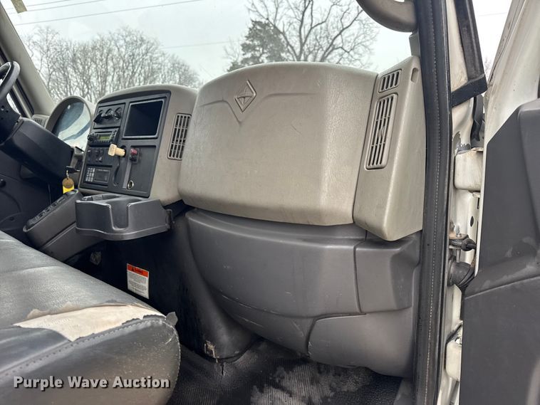 image for item EN0824 2010 International 4400 truck cab and chassis