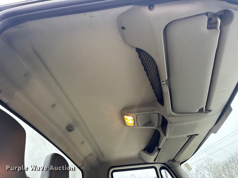 image for item EN0824 2010 International 4400 truck cab and chassis