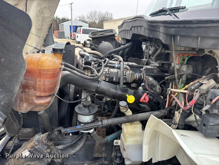 image for item EN0824 2010 International 4400 truck cab and chassis