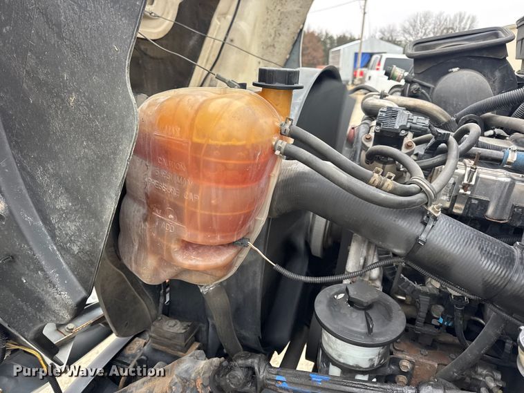 image for item EN0824 2010 International 4400 truck cab and chassis