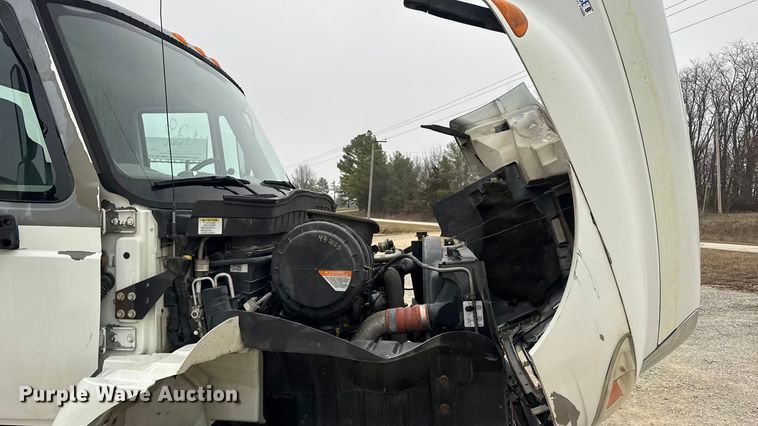 image for item EN0824 2010 International 4400 truck cab and chassis