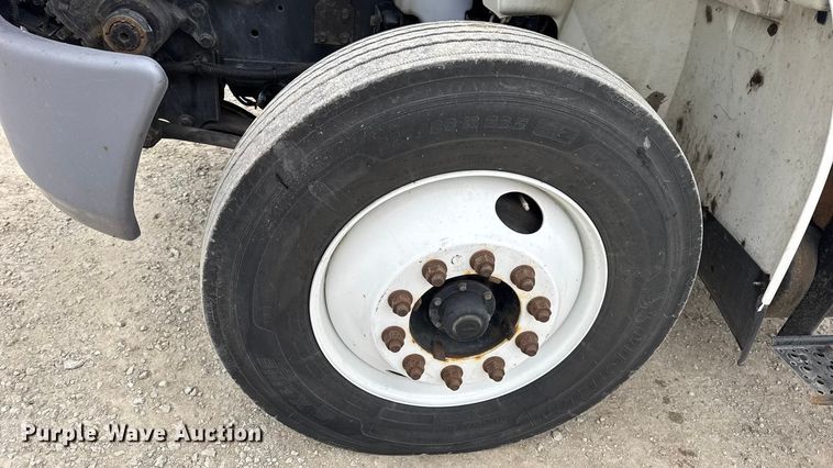 image for item EN0824 2010 International 4400 truck cab and chassis