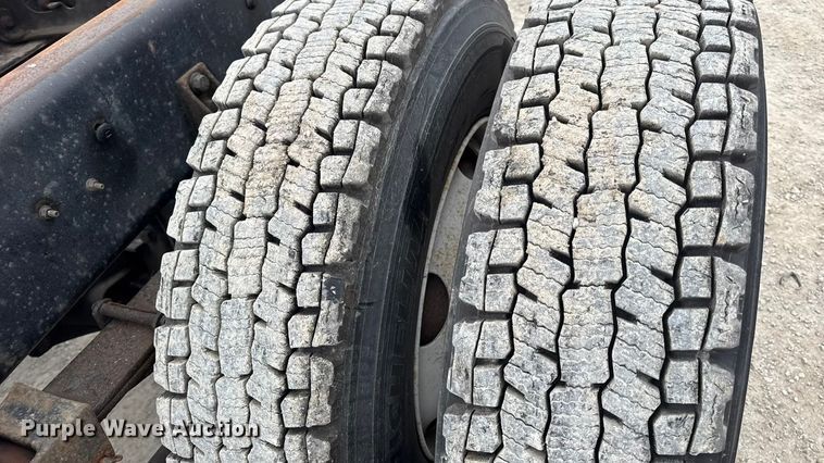 image for item EN0824 2010 International 4400 truck cab and chassis