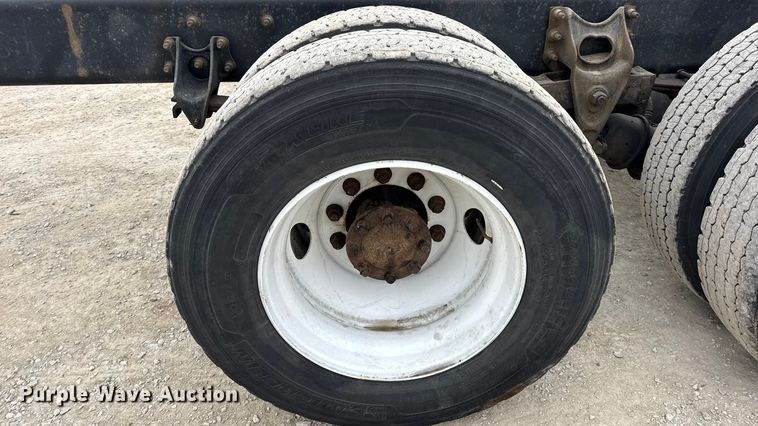 image for item EN0824 2010 International 4400 truck cab and chassis