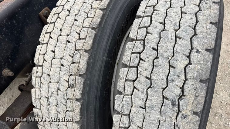 image for item EN0824 2010 International 4400 truck cab and chassis