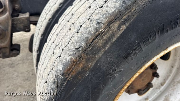 image for item EN0824 2010 International 4400 truck cab and chassis