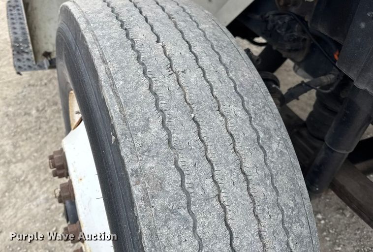 image for item EN0824 2010 International 4400 truck cab and chassis