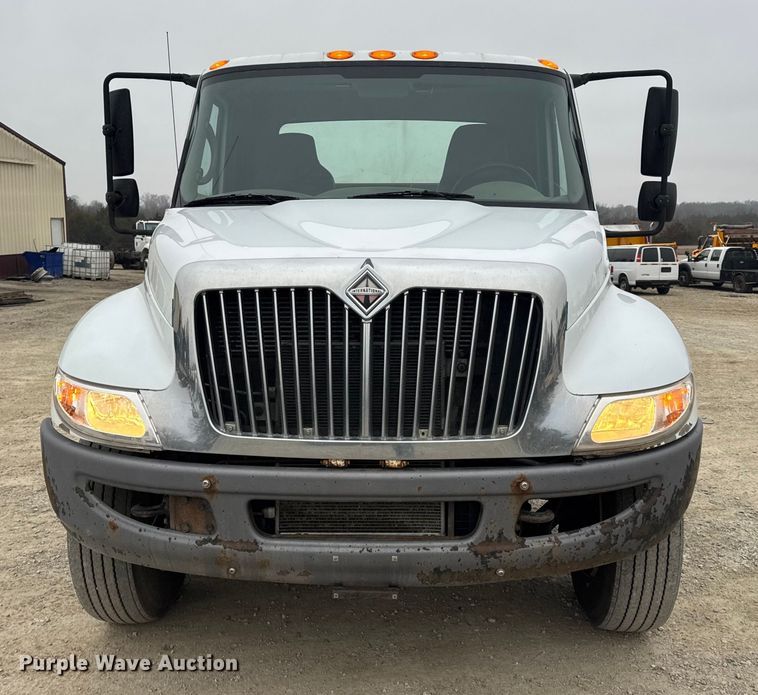 image for item EN0825 2009 International 4400 truck cab and chassis