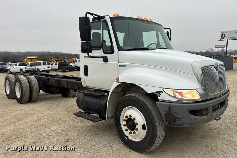 image for item EN0825 2009 International 4400 truck cab and chassis
