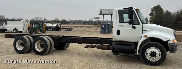 image for item EN0825 2009 International 4400 truck cab and chassis