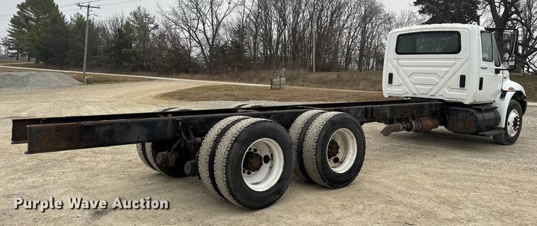 image for item EN0825 2009 International 4400 truck cab and chassis