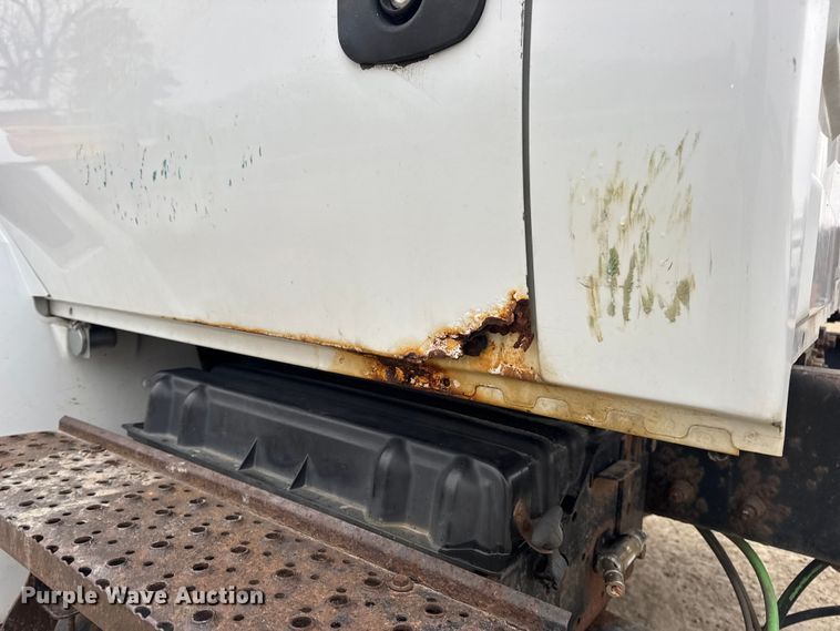 image for item EN0825 2009 International 4400 truck cab and chassis