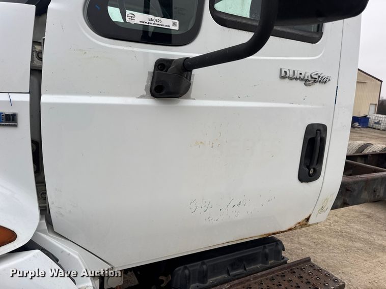 image for item EN0825 2009 International 4400 truck cab and chassis