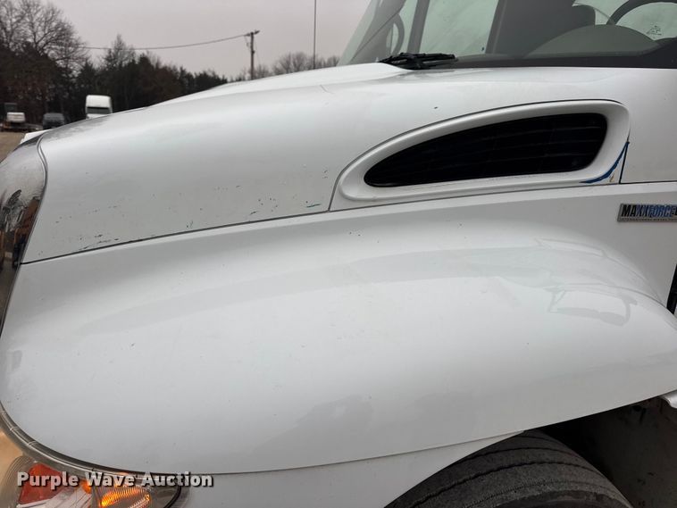 image for item EN0825 2009 International 4400 truck cab and chassis