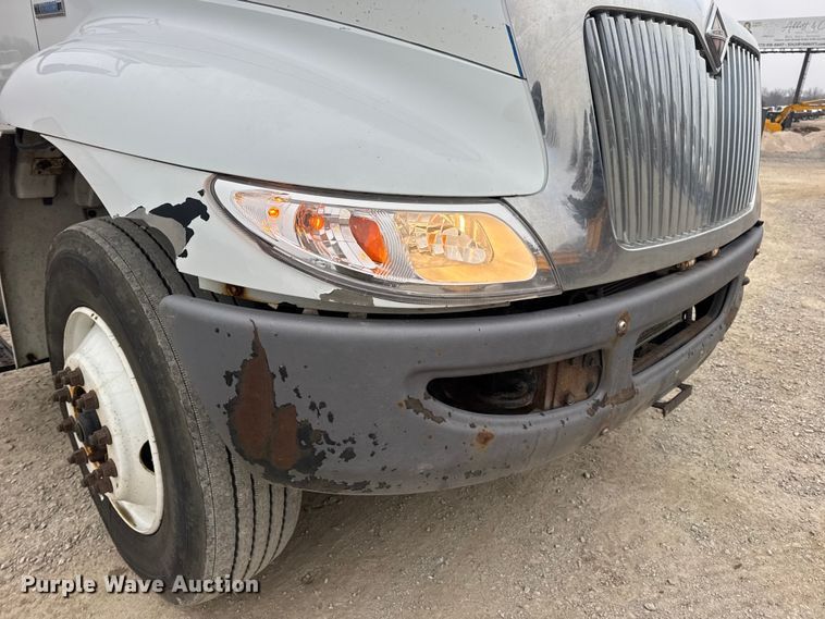 image for item EN0825 2009 International 4400 truck cab and chassis