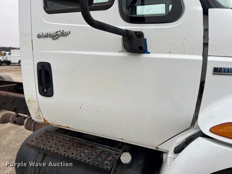 image for item EN0825 2009 International 4400 truck cab and chassis