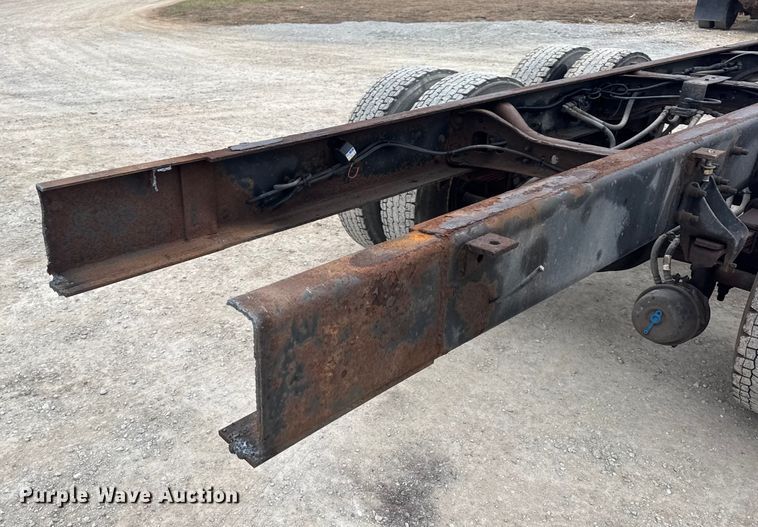 image for item EN0825 2009 International 4400 truck cab and chassis