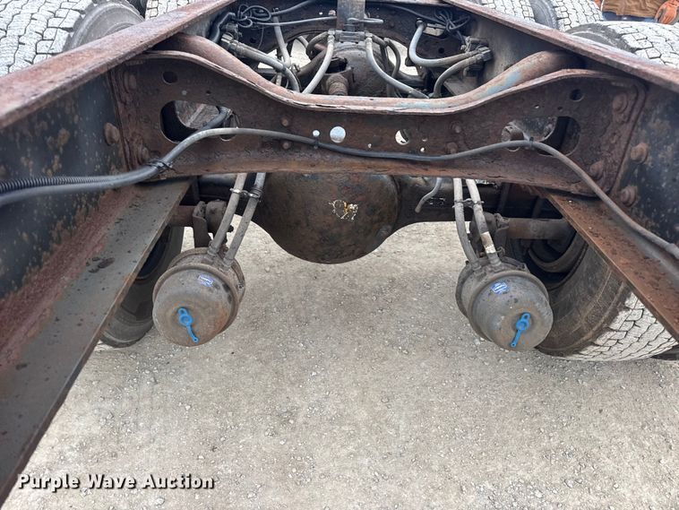 image for item EN0825 2009 International 4400 truck cab and chassis