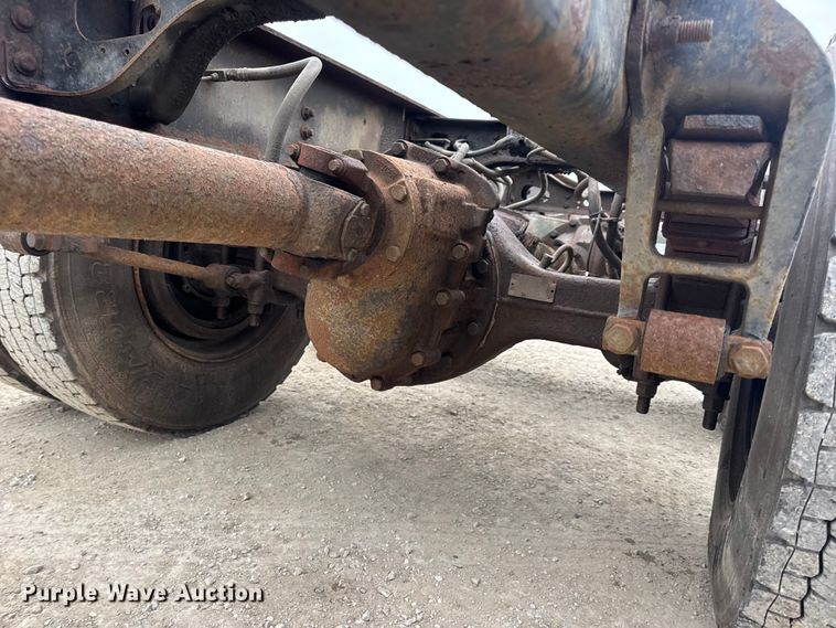 image for item EN0825 2009 International 4400 truck cab and chassis