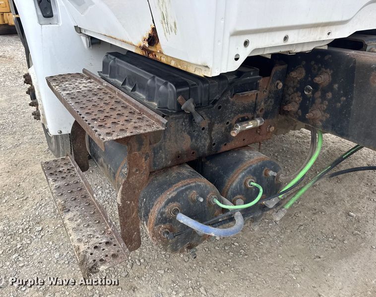 image for item EN0825 2009 International 4400 truck cab and chassis