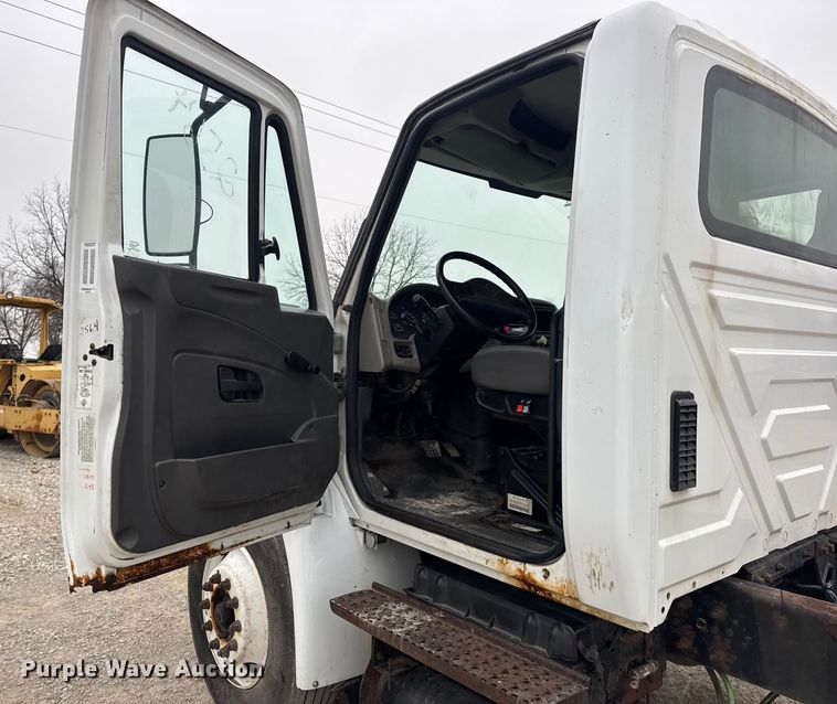 image for item EN0825 2009 International 4400 truck cab and chassis