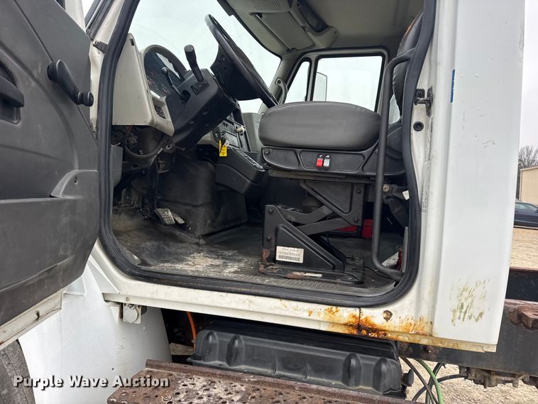 image for item EN0825 2009 International 4400 truck cab and chassis