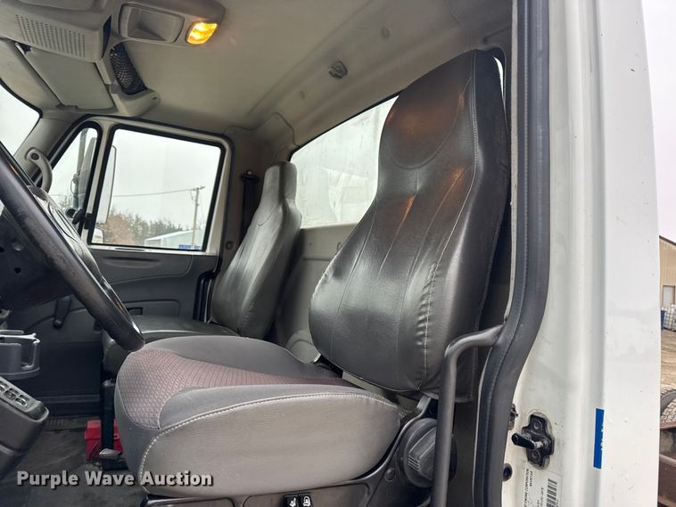 image for item EN0825 2009 International 4400 truck cab and chassis