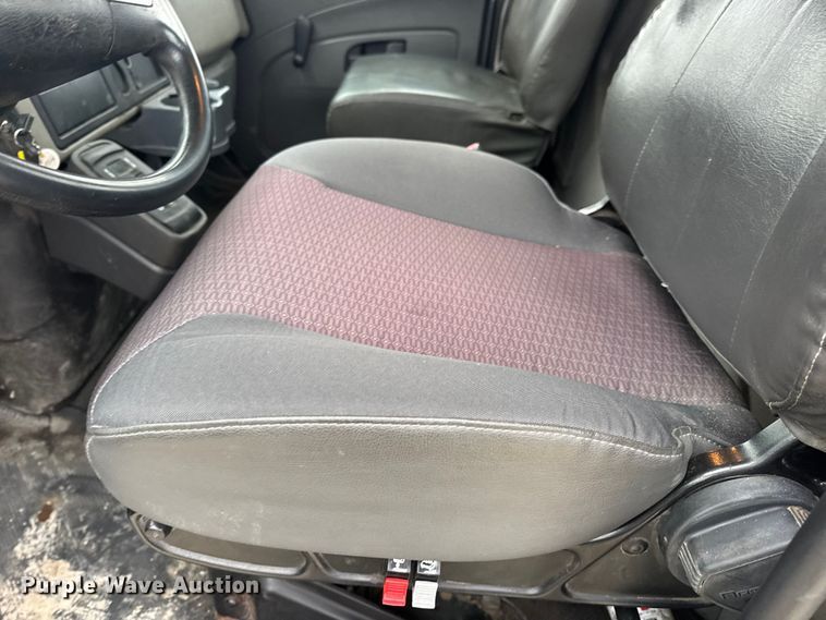 image for item EN0825 2009 International 4400 truck cab and chassis