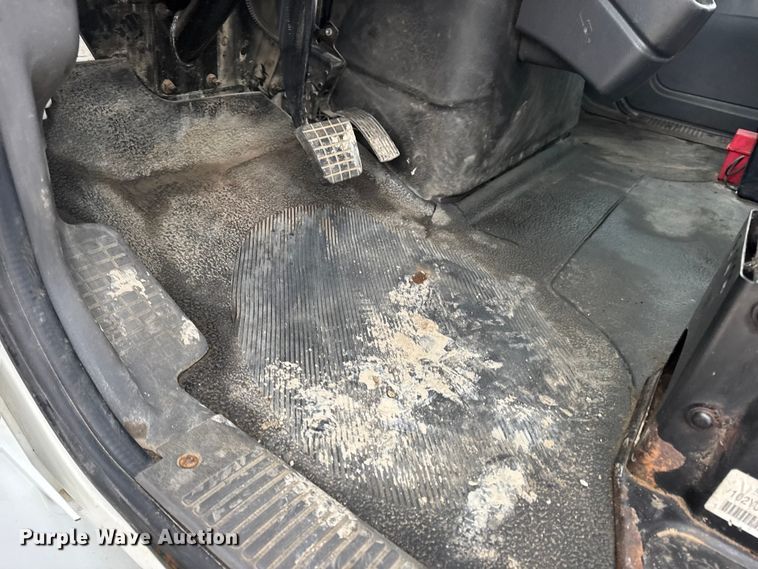 image for item EN0825 2009 International 4400 truck cab and chassis