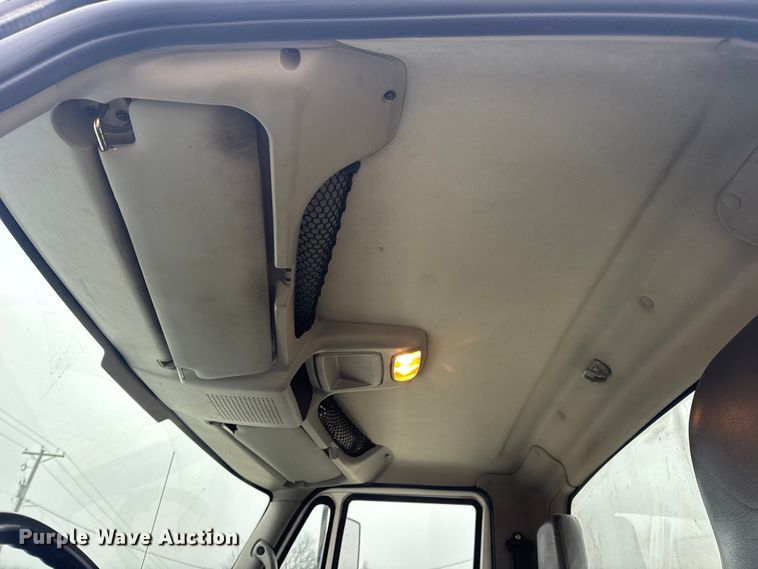 image for item EN0825 2009 International 4400 truck cab and chassis