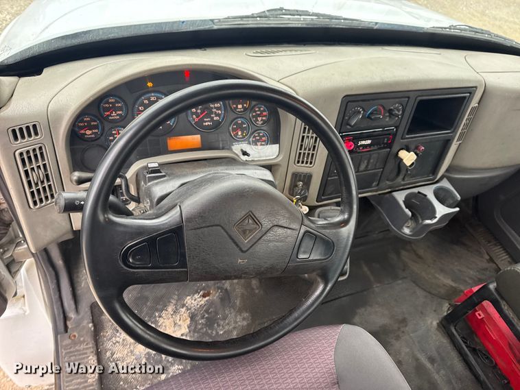 image for item EN0825 2009 International 4400 truck cab and chassis