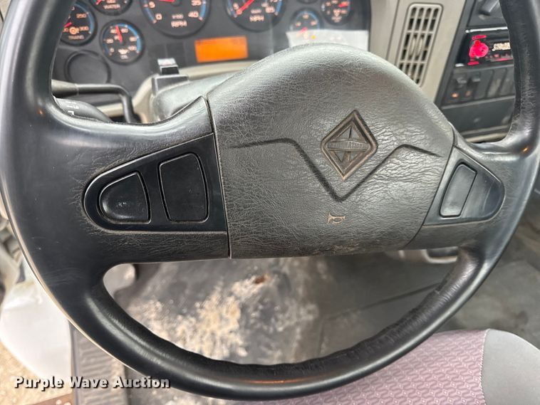 image for item EN0825 2009 International 4400 truck cab and chassis